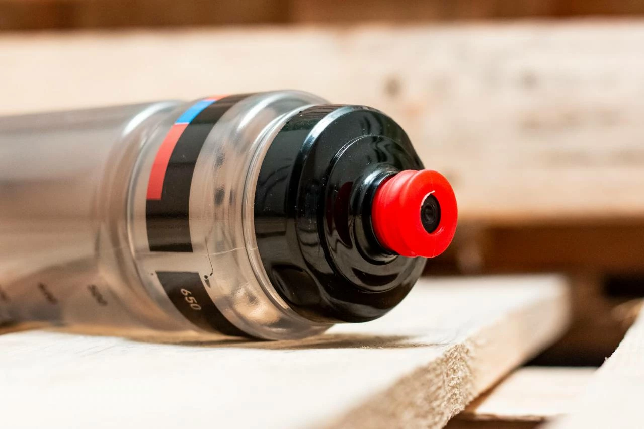 Cube Drinking Bottle 0,75l TEAMLINE Black N Red N Blue - Image 3